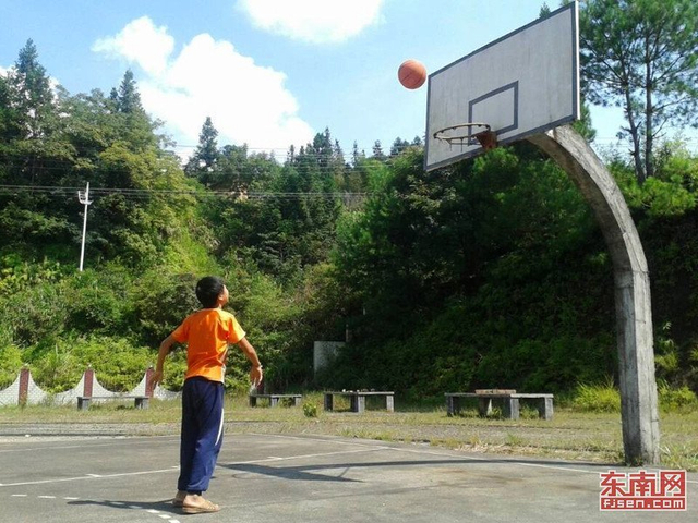 13岁“黑户”少年每周独行近30公里求学