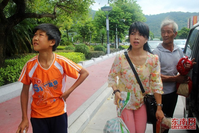 13岁“黑户”少年每周独行近30公里求学