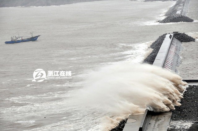 台风“凤凰”来袭掀巨浪