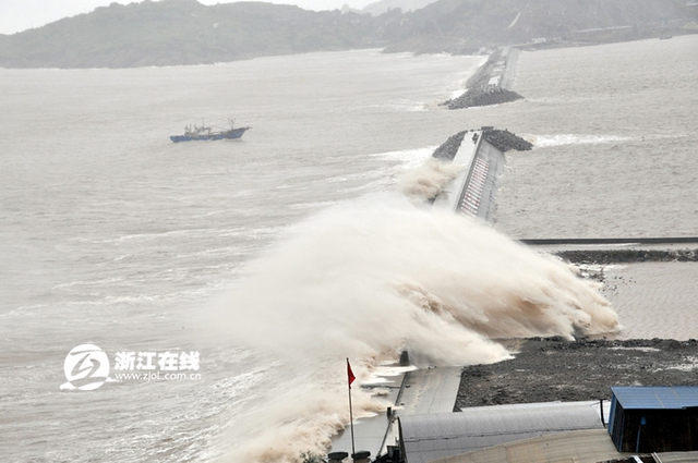 台风“凤凰”来袭 浙江玉环沿海掀起巨浪