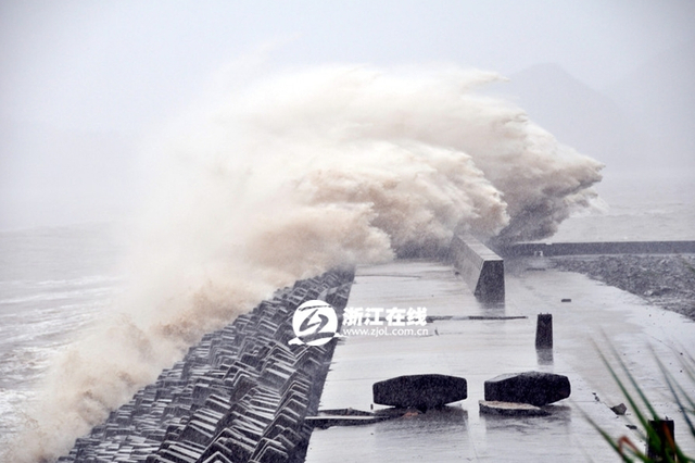 台风“凤凰”来袭 浙江玉环沿海掀起巨浪