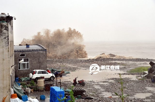 台风“凤凰”来袭 浙江玉环沿海掀起巨浪
