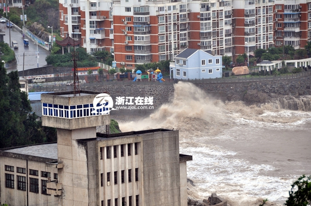 台风“凤凰”来袭 浙江玉环沿海掀起巨浪