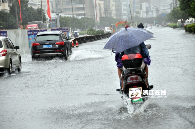 台风“凤凰”来袭 浙江玉环沿海掀起巨浪