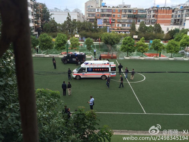 昆明一小学发生踩踏 已致6人死亡