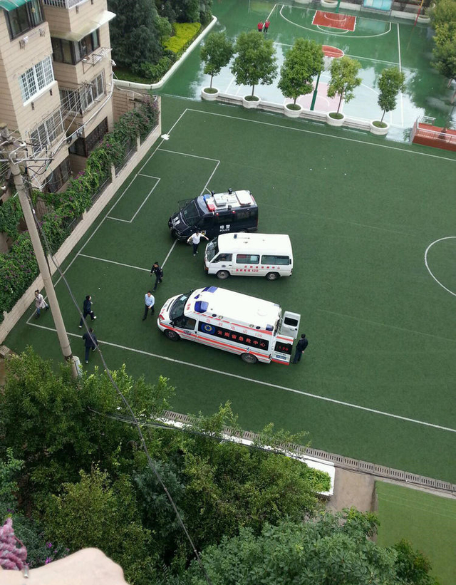 昆明一小学发生踩踏 已致6人死亡