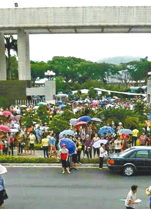 汕头民众冲进市委打砸