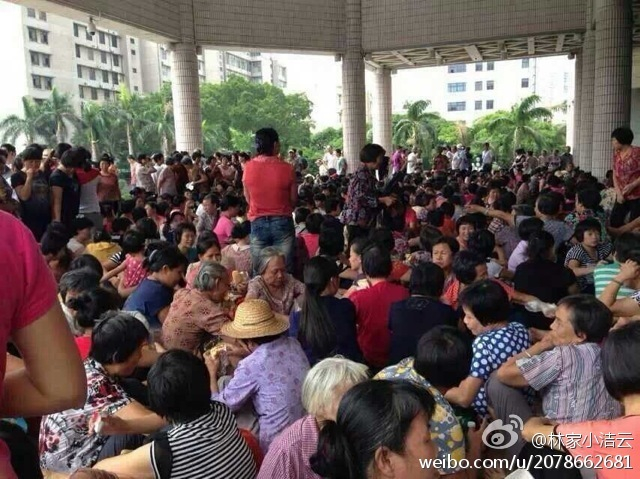 广东汕头民众冲进市委打砸