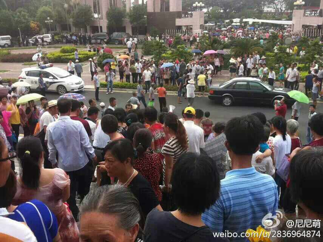 广东汕头民众冲进市委打砸