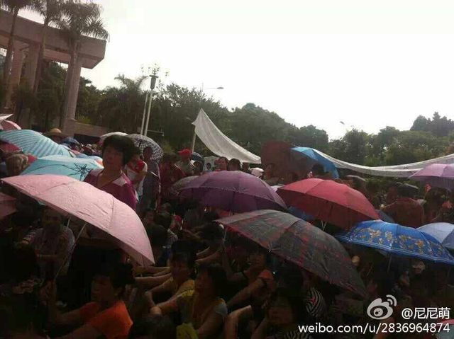 广东汕头民众冲进市委打砸