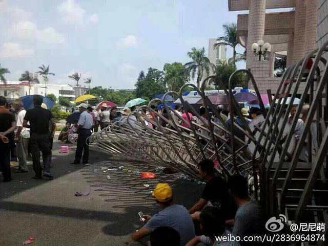 广东汕头民众冲进市委打砸