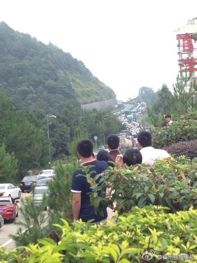 国庆第一日：堵在路上 