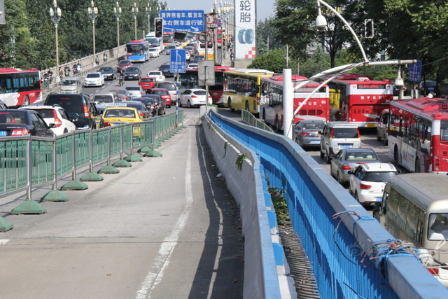 国庆第一日：堵在路上