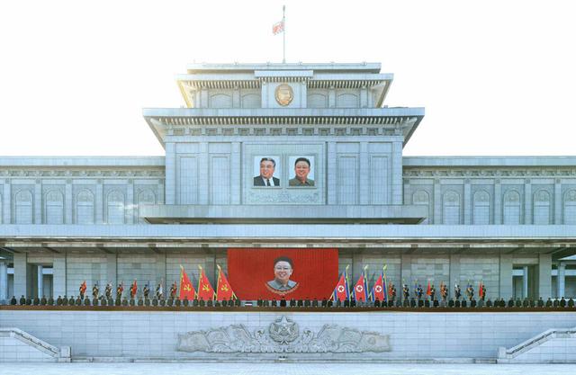 金正恩夫妇悼念金正日