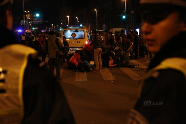 上海外滩发生踩踏事故致36人身亡