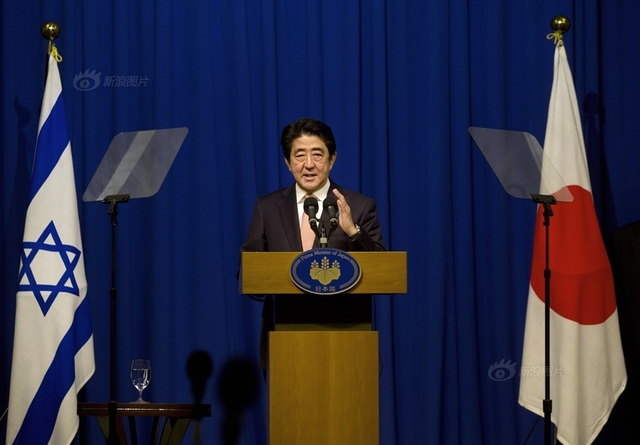 安倍用电脑观看IS绑架日本人质视频