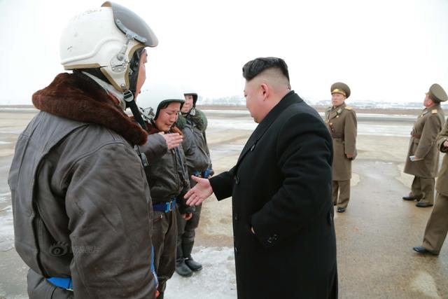 金正恩指导飞行战斗训练