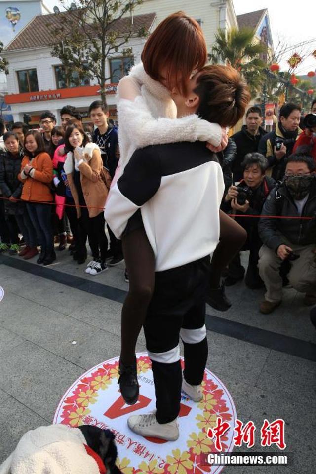 上海举办情侣接吻大赛