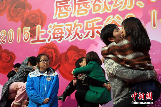 上海接吻大赛 情侣“晒吻”秀浪漫