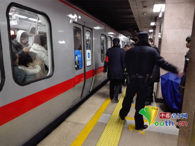 北京一地铁调试时冲出试车线