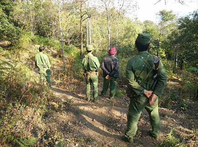缅甸战地作战现场曝光 白天打仗晚上对骂