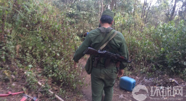 缅甸战地作战现场曝光 白天打仗晚上对骂