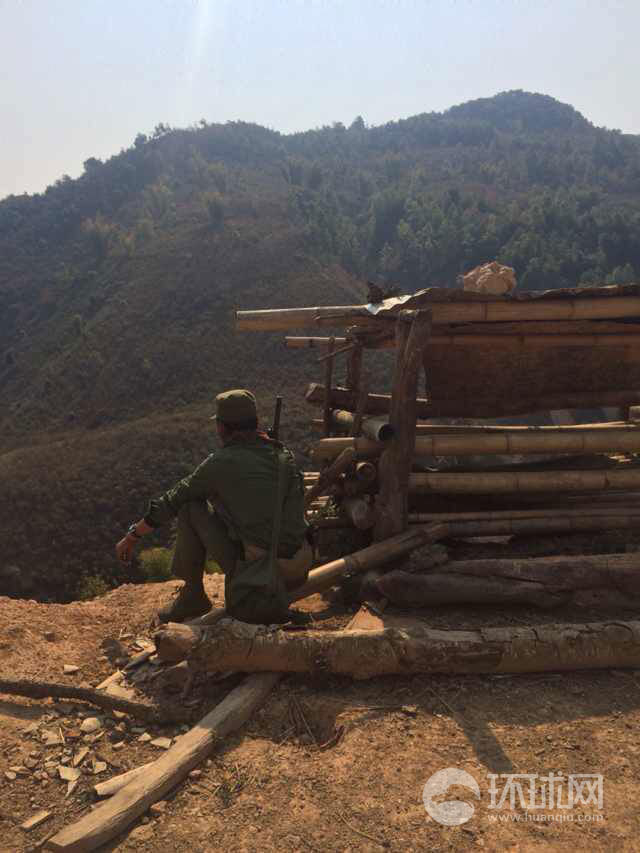 缅甸战地作战现场曝光 白天打仗晚上对骂