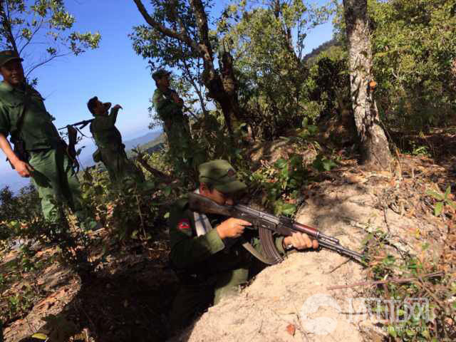 缅甸战地作战现场曝光 白天打仗晚上对骂