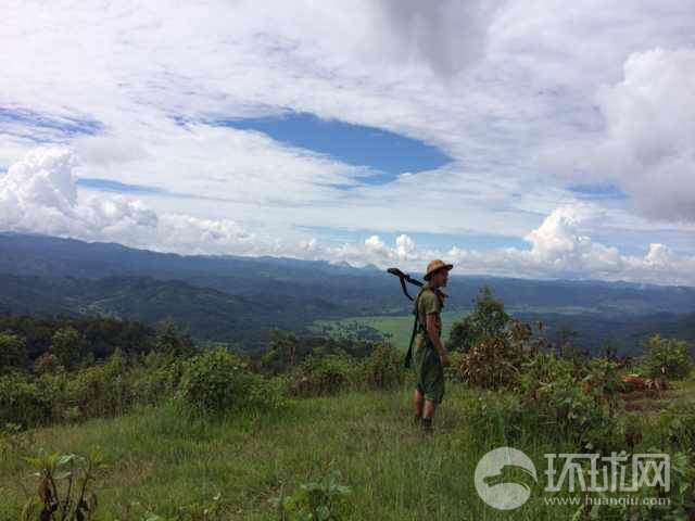 缅甸战地作战现场曝光 白天打仗晚上对骂