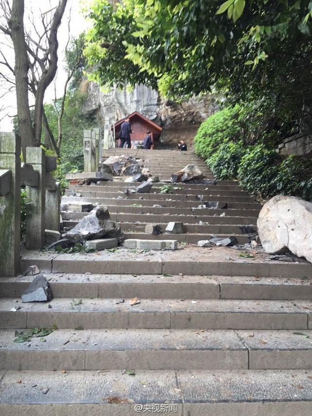 广西桂林一景区游客被滚石击中7人死亡
