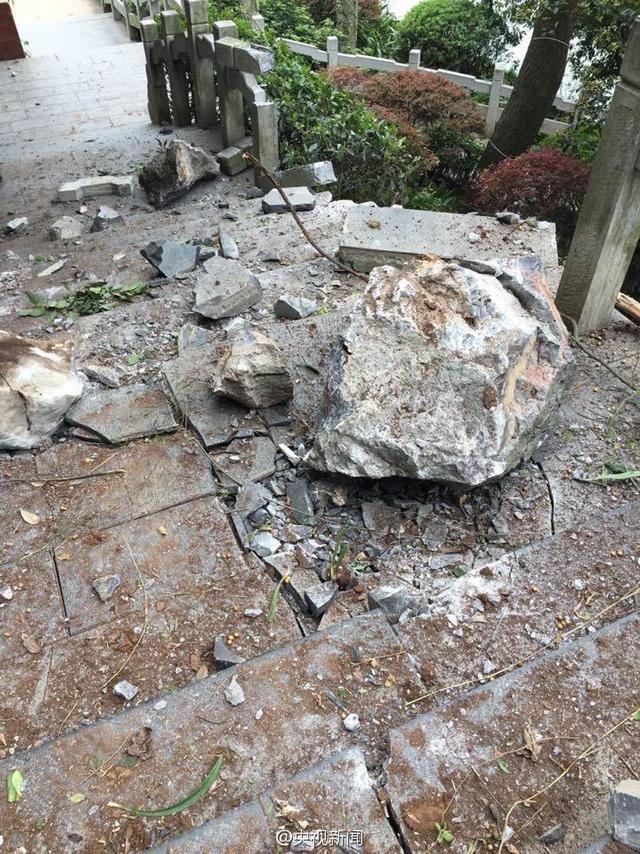 桂林坠石:桂林景区滚石砸人目击者:石头落下时树木横飞 桂林滚石砸死7名游客