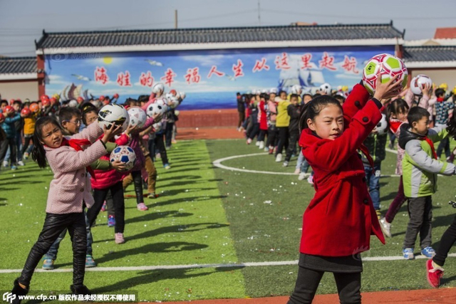 中国多地中小学推广“足球操”
