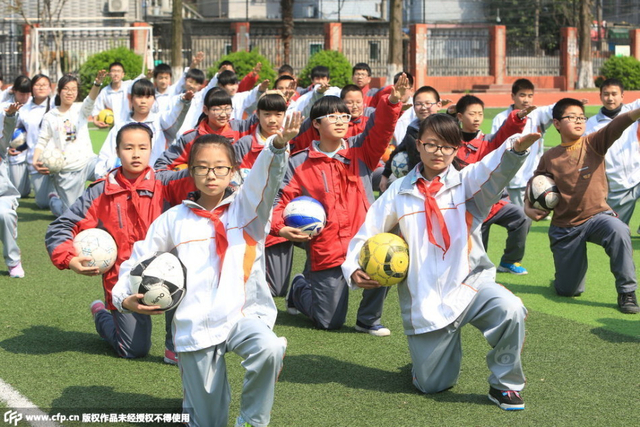 中国多地中小学推广“足球操”