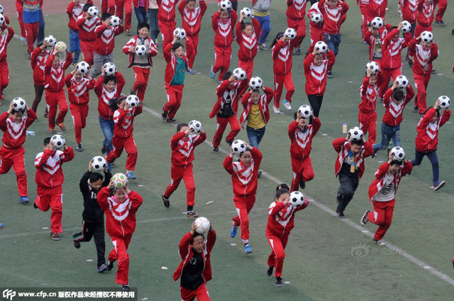 中国多地中小学推广“足球操”