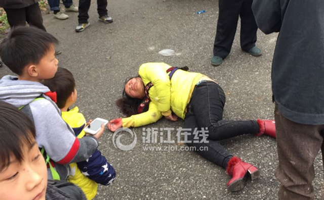 浙江一轿车撞伤多名学生 司机割喉自残