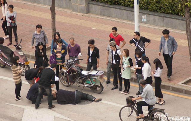 骑车老人摔倒 路人集体搀扶