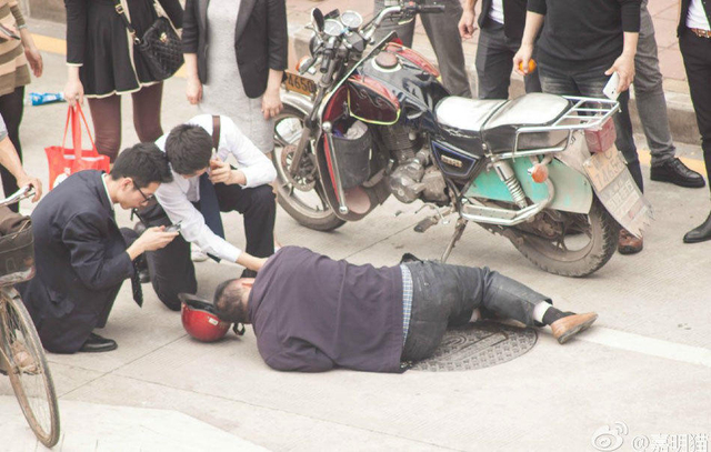骑车老人摔倒 路人集体搀扶