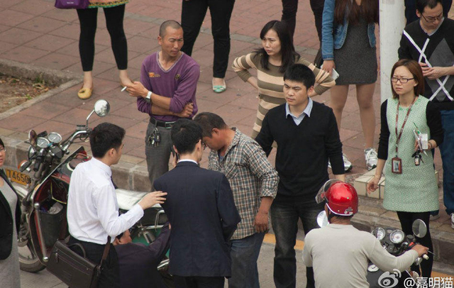 骑车老人摔倒 路人集体搀扶