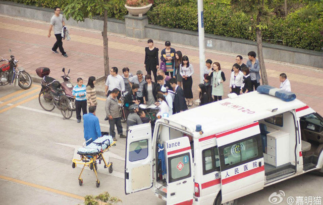 骑车老人摔倒 路人集体搀扶