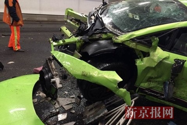 北京大屯路隧道超跑车祸 现场惨烈