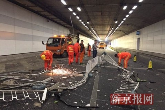 北京大屯路隧道超跑车祸 现场惨烈