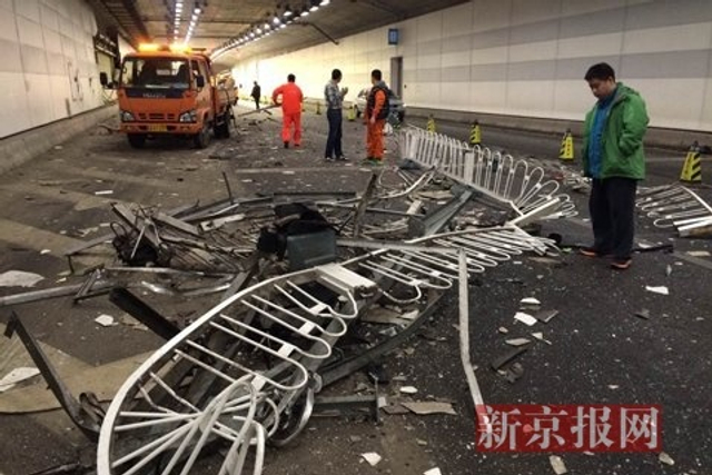 北京大屯路隧道超跑车祸 现场惨烈