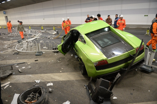 北京大屯路豪车相撞 现场惨烈