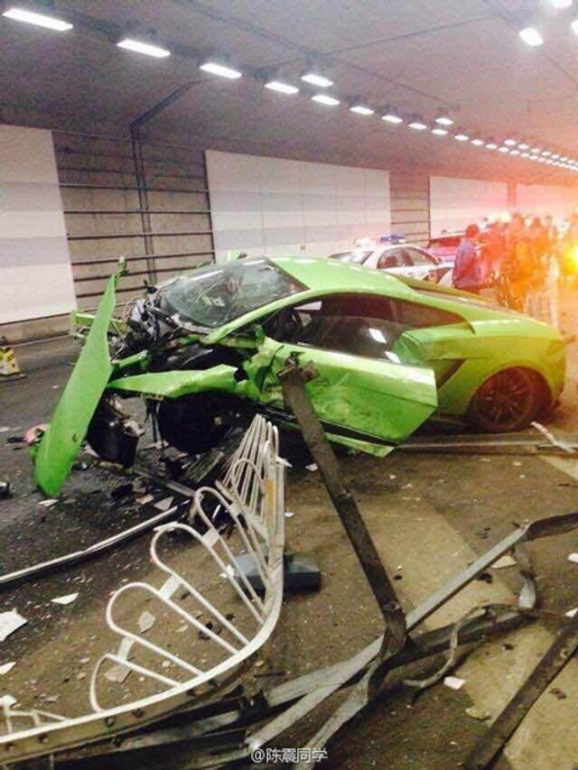 北京大屯路豪车相撞 现场惨烈