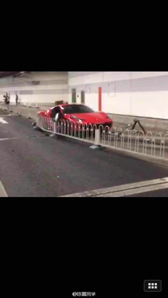 北京大屯路豪车相撞 现场惨烈