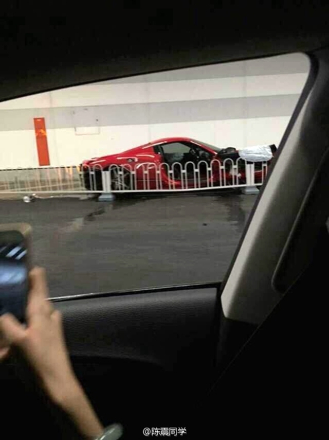 北京大屯路豪车相撞 现场惨烈