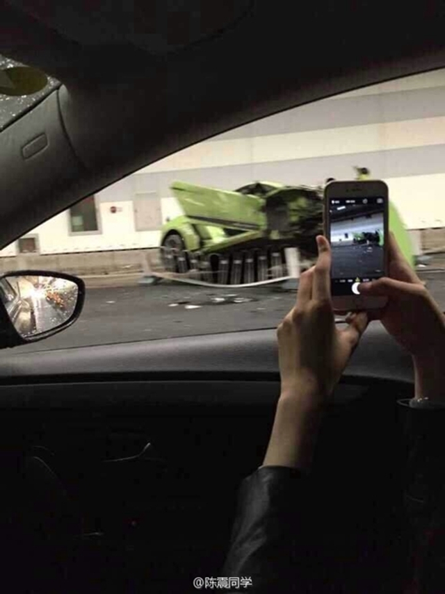 北京大屯路豪车相撞 现场惨烈