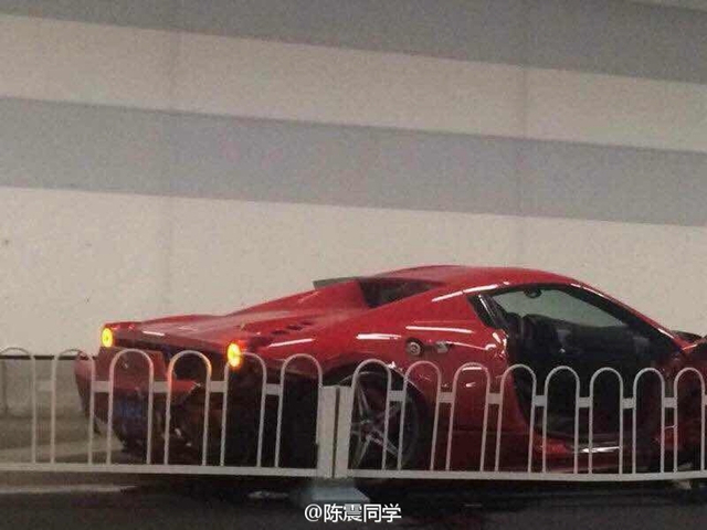 北京大屯路豪车相撞 现场惨烈