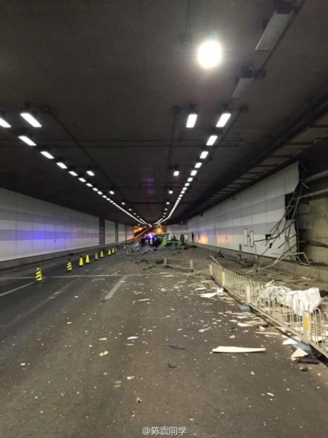 北京大屯路豪车相撞 现场惨烈