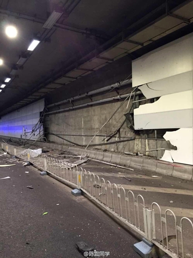 北京大屯路豪车相撞 现场惨烈